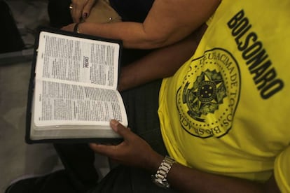 Un seguidor de Bolsonaro lee la Biblia en una misa evangélica.