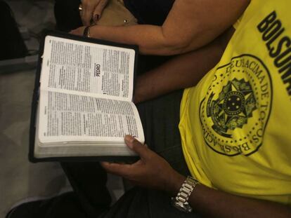 Apoiador de Bolsonaro lê a Bíblia em um culto evangélico.
