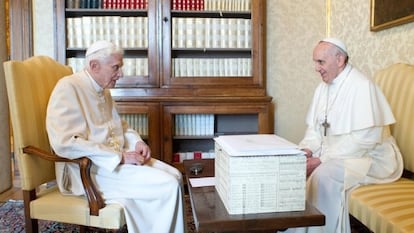 Papa Francisco y Papa Benedicto XVI