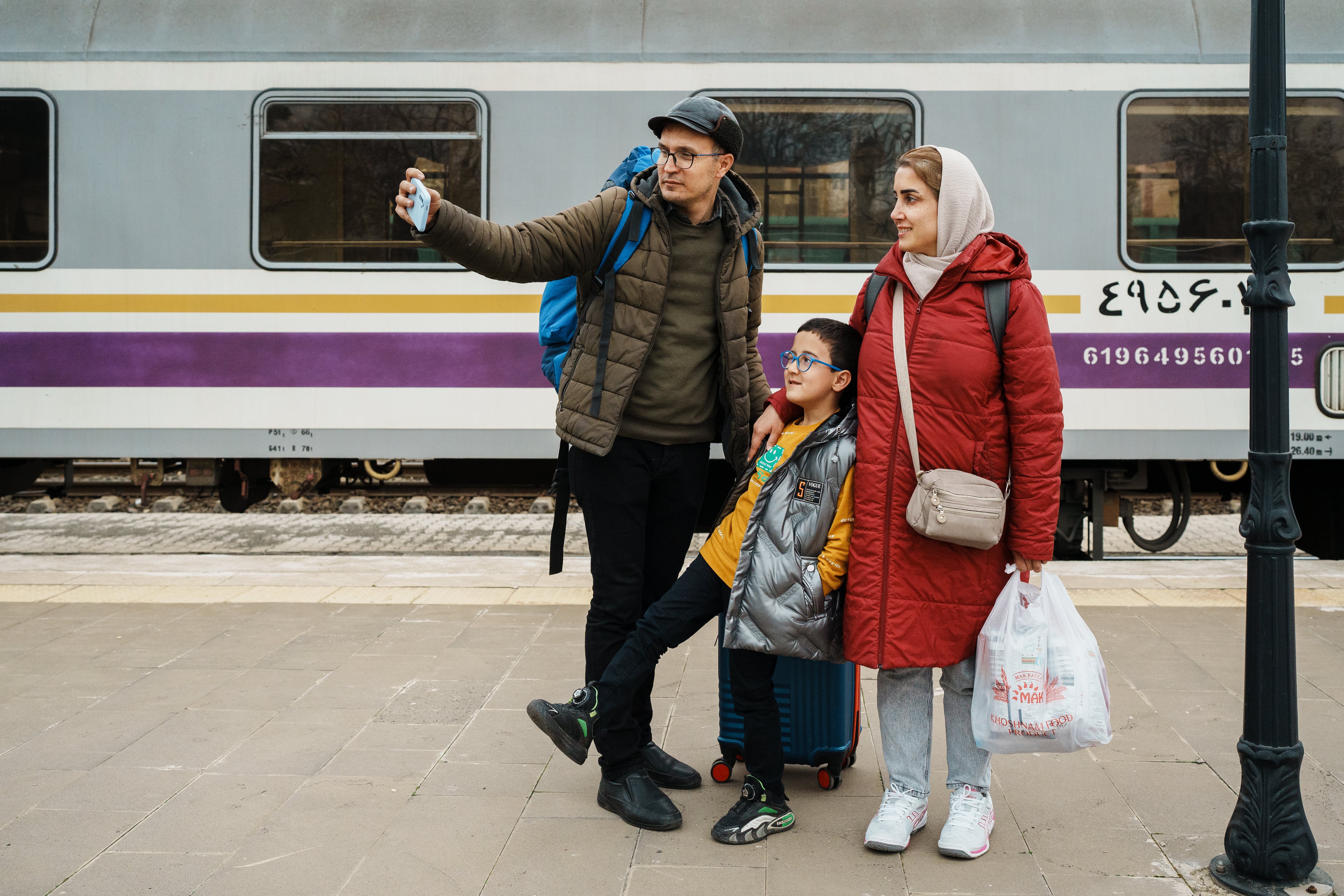 Pasajeros iraníes desembarcan de un tren en la estación ferroviaria de Van, en el este de Turquía, el 19 de marzo