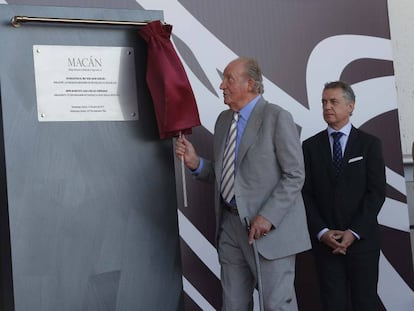 El rey Juan Carlos descubre la placa, en presencia del lehendakari Urkullu y la ministra Garc&iacute;a Tejerina, durante la inauguraci&oacute;n de la bodega Mac&aacute;n.