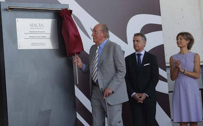 El rey Juan Carlos descubre la placa, en presencia del lehendakari Urkullu y la ministra Garc&iacute;a Tejerina, durante la inauguraci&oacute;n de la bodega Mac&aacute;n.