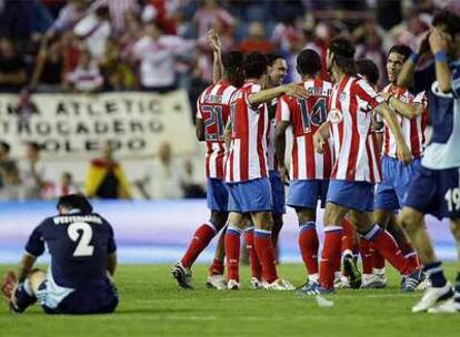 Los jugadores del Atlético festejan su pase a la fase final de 'Champions'