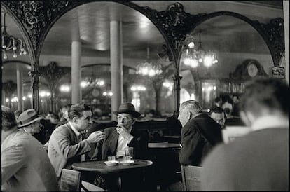 Caf&eacute; de Lisboa, retratado por el fot&oacute;grafo franc&eacute;s Henri Cartier-Bresson.