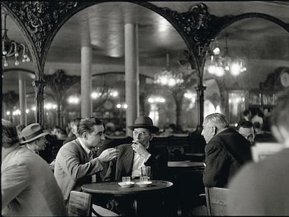 Caf&eacute; de Lisboa, retratado por el fot&oacute;grafo franc&eacute;s Henri Cartier-Bresson.