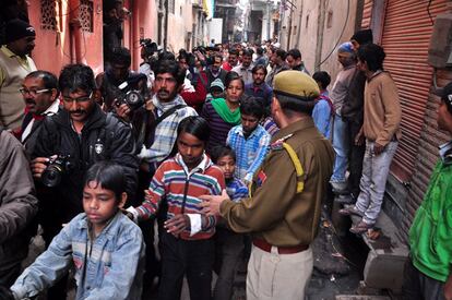 La policía conduce por las calles de Jaipur a un grupo de niños rescatados de un taller de lijado de gemas.