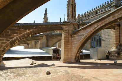 Desde la puerta de la Campanilla, los visitantes acceden por una escalera de caracol a la cubierta de la catedral.