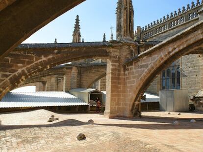 Desde la puerta de la Campanilla, los visitantes acceden por una escalera de caracol a la cubierta de la catedral.