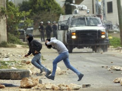 Manifestantes palestinos enfrentam soldados israelenses.