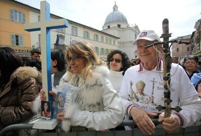 Cientos de personas se han reunido frente a la residencia actual de Ratzinger para asistir a esta hist&oacute;rica reuni&oacute;n.