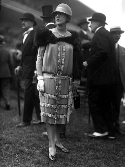 El típico look de la época: vestido con corte en la cadera, sombrero de fieltro y guantes.