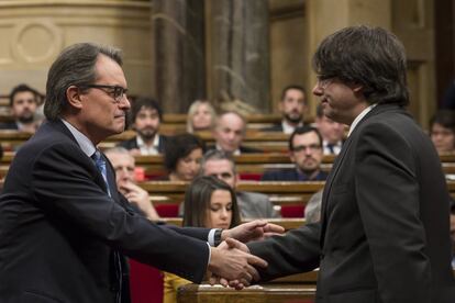 Carles Puigdemont saluda Artur Mas en el ple de la seva investidura.