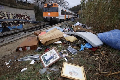 Desperdicios junto a la v&iacute;a del tren en Montcada i Reixac este jueves. 