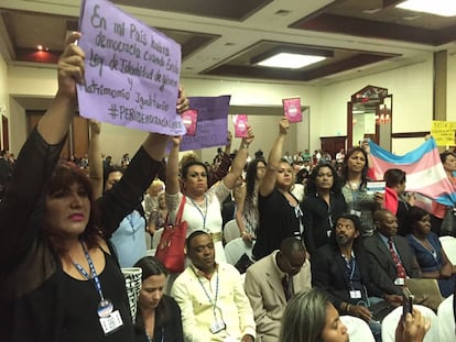 Ativistas transgêneros na reunião da OEA em Santo Domingo.