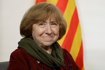 La escritora bielorrusa Svetlana Aleksiévich posa para los medios de comunicación en el Palau de la Generalitat de Barcelona.