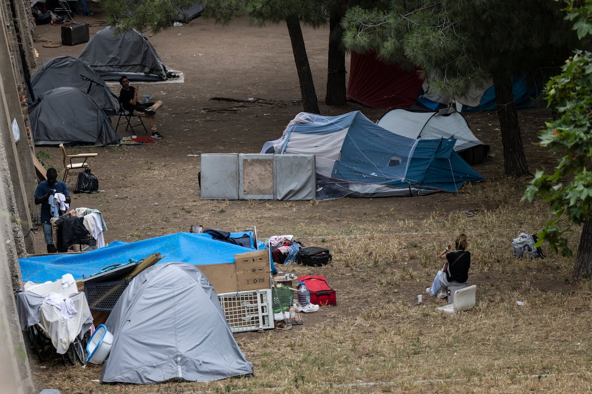 La Guardia Urbana de Barcelona desaloja un asentamiento de personas sin hogar en Montjuïc