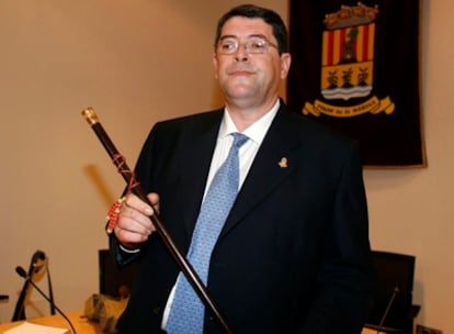 Juan Cano, en noviembre de 2007 al tomar posesión como alcalde de Polop tras el asesinato de su antecesor, Alejandro Ponsoda.