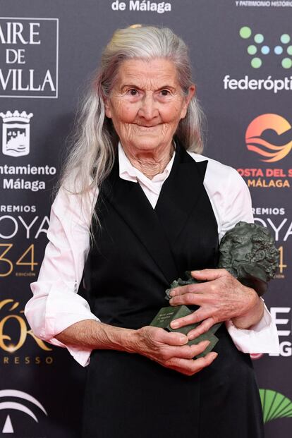 Competía en su categoría con Pilar Gómez (Adiós), Carmen Arrufat (La inocencia) y Ainhoa Santamaría (Mientras dure la guerra). Benedicta es un huracán allá por donde pasa. En Nochevieja dio las campanadas para la televisión gallega y en mayo bailó una muñeira sobre la alfombra roja de Cannes fascinando a los fotógrafos congregados. El vestido-chaleco a modo de frac femenino y camisa blanca arremangada que lució en esta ocasión fue todo un acierto.