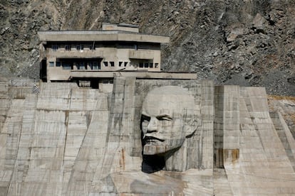 Un relieve representa a Lenin en un presa de la reserva de Kirov al oeste de Kyrgyzstan.