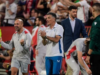 Mendilibar celebra en la banda uno de los goles del Sevilla al Manchester United.