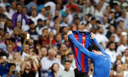 Messi muestra su camiseta a los aficionados del Bernabéu, tras marcar el tercer gol del Barcelona.