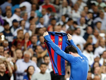 Messi muestra su camiseta a los aficionados del Bernabéu, tras marcar el tercer gol del Barcelona.