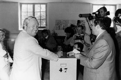 Jean-Marie Le Pen vota durante las Elecciones europeas del 17 de junio de 1984 en París, Francia.