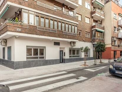 Ejemplo de una antigua sucursal bancaria de Santander transformada en vivienda en Madrid.