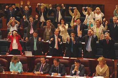 Diputados del PP muestran las esposas mientras los miembros del Gobierno permanecen en sus escaños.