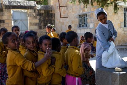 Los 234 niños del colegio de las monjas de la orden Filipini de Adigrat, al norte del país, reciben todos los días para desayunar una hogaza de pan y un vaso de leche de fresca. Las hermanas creen que, para muchos, es la única comida completa que hacen al día.