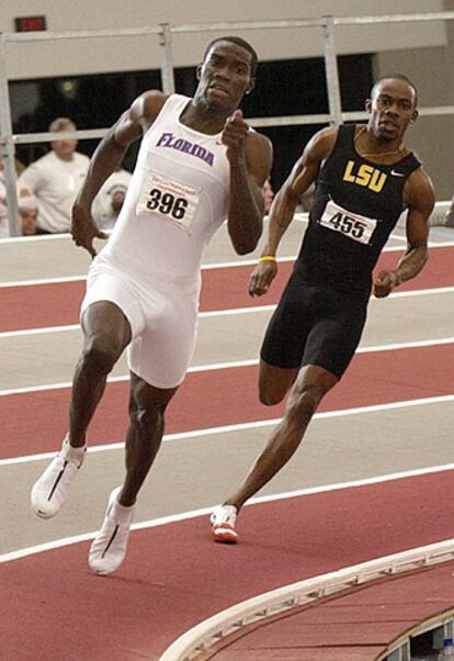 Kerron Clement (396) manda en los 400m en los que batió el récord.