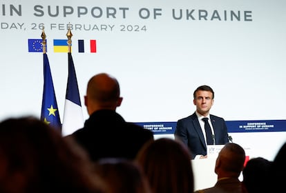 El presidente francés, Emmanuel Macron, durante la conferencia de apoyo a Ucrania, este lunes en París.