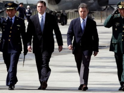 El presidente Santos (en medio) este viernes en Bogotá.