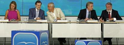 Mayor Oreja (derecha) conversa con José Manuel Barreiro. A la izquierda, Cospedal, Rajoy y Arenas, en el Comité Ejecutivo del PP, el pasado lunes.