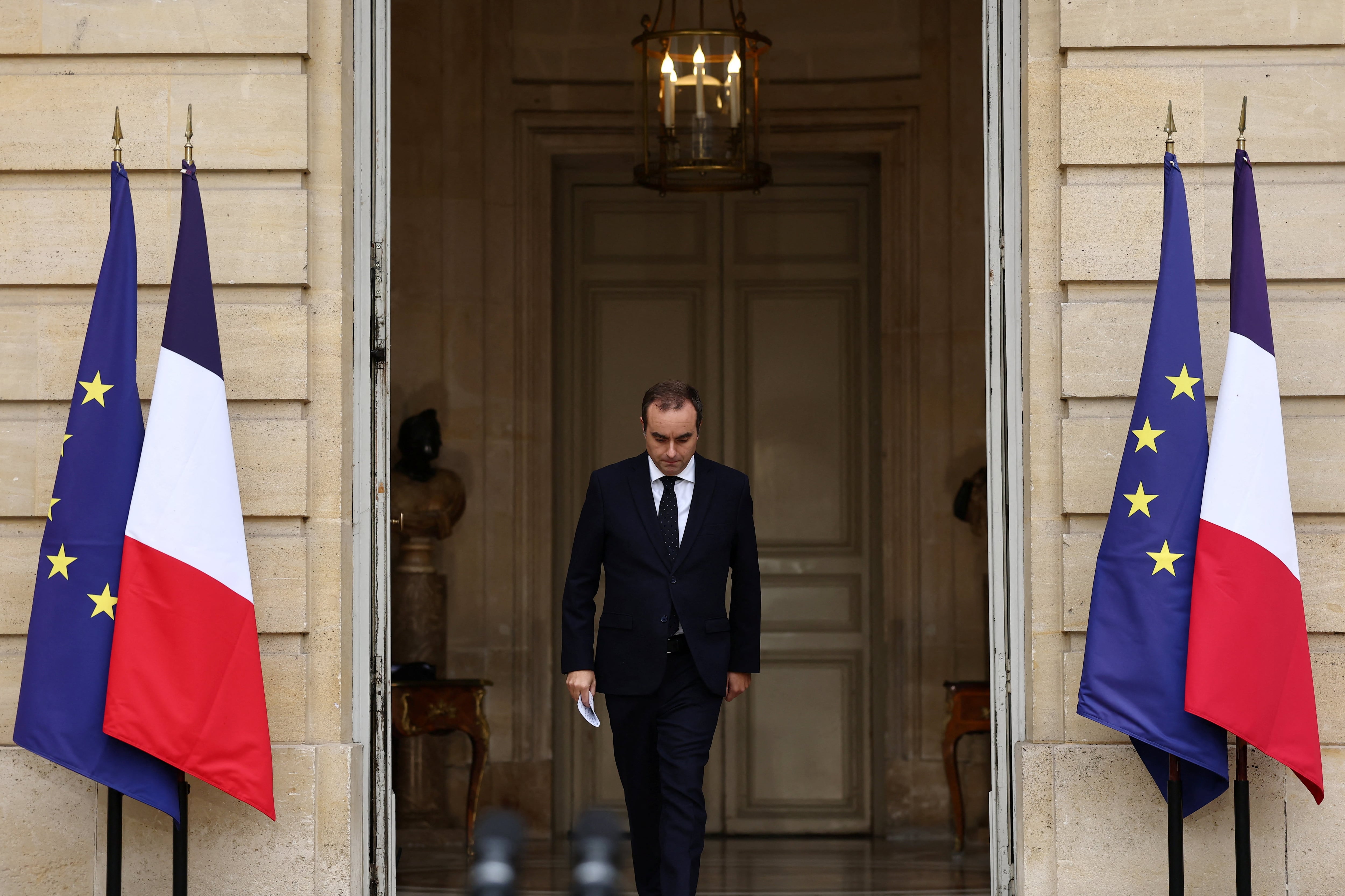 Dimite el primer ministro de Francia, Sébastien Lecornu, un día después de anunciar su Gobierno