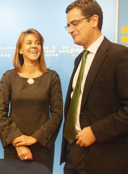 Basagoiti, con Cospedal, en la sede del PP en Bilbao en 2008.