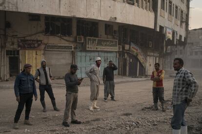 Un grupo de trabajadores reunidos en una de las calles comerciales que ocupaban la Ciudad Vieja de Mosul.