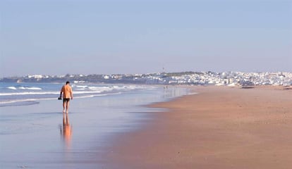 Conil de la Frontera ofrece un sector natural señalado por la torre rectangular de Castilnovo, guardiana de las almadrabas de atún rojo que tanta riqueza reportó al ducado de Medina Sidonia. En la Playa de Castilnovo tienen los naturistas su oasis particular.