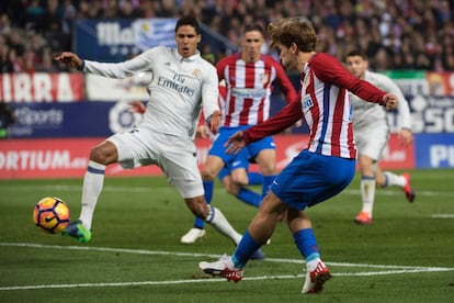 Antoine Griezmann (d) lanza el balón.