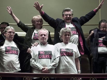 Pilar Bardem, junto a hombres y mujeres del mundo del espectáculo, en la tribuna de invitados del Congreso de los Diputados en 2003, protestando contra la Guerra del Golfo. Todos visten camisetas blancas en las que se lee: "No a la Guerra".