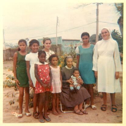 Foto de 1975. Segunda à direita, Marina Silva posa com freiras do convento Servas da Maria, onde a candidata estudou, no Acre. Marina cresceu entre oito irmãos em um seringal. A mãe de Marina morreu quando ela tinha 15 anos.