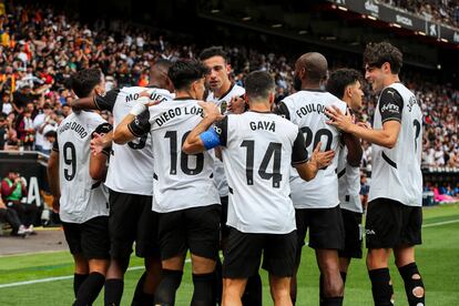 Los jugadores del Valencia celebran el primer gol ante el Getafe.