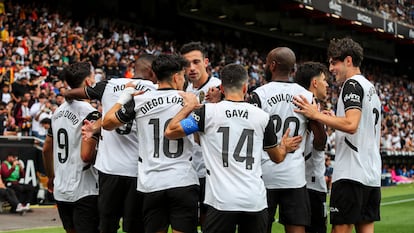 Los jugadores del Valencia celebran el primer gol ante el Getafe.