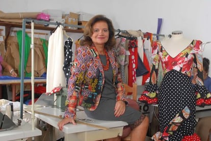 Pilar Vera, en su taller de costura de Umbrete (Sevilla).