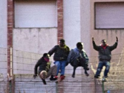 Cinco inmigrantes saltan el día 28 la valla de Melilla.