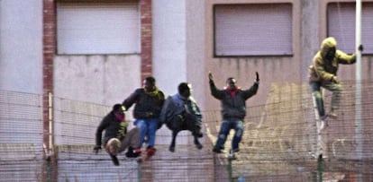 Cinco inmigrantes saltan el día 28 la valla de Melilla.