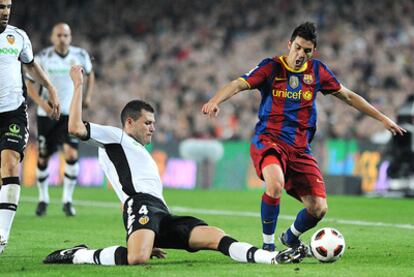 Villa intenta superar a David Navarro en el partido de la primera vuelta en el Camp Nou.