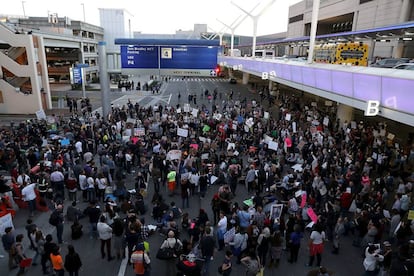 A manifestação contra Trump interrompe o tráfego no aeroporto de Los Angeles, no domingo.