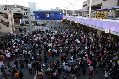 La manifestación contra Trump corta el tráfico en el aeropuerto de Los Ángeles, el domingo.