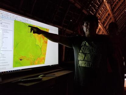 Yanamá Kuikuro mostra aplicativo usado para rastrear casos de coronavírus na aldeia Ipatse, no Xingu.